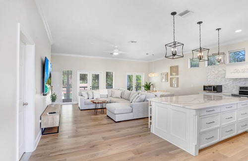 Redington Beach House | 🌴☀️New Vacation Home! Steps from Beach! 4/2.5, Sleeps 8 ☀️🌴