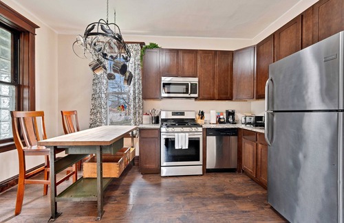 Berwyn Condo | NEW! Vintage 3 Bed Condo in Chicagolands Trendy Berwyn by AllSet Turnover