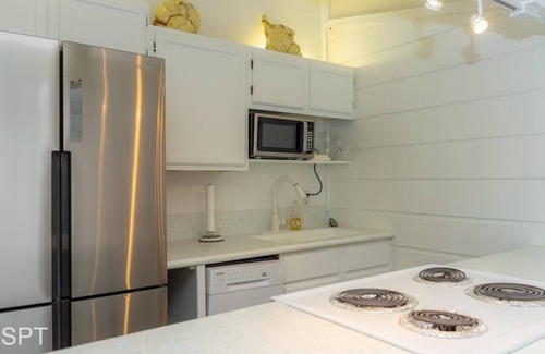 South Padre Island Condo | NEW! Warm Vibes * 5 mins to Beach * Cool Retro Feel