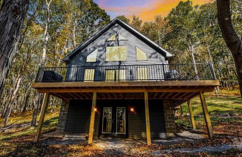 Alpine Lake Ski Chalet | New Wintervue Home With Fireplace - Pet Friendly