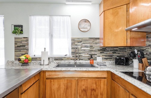 Barths House | New year discount! Close to i70. Fireplace & grill.