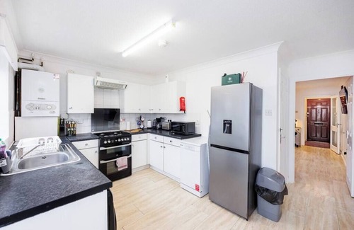 Custom House House | Newham Excel E16 - 2 bed 1 bath House w Parking