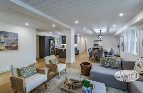 Seguin Cottage | Newly renovated, 4 + 1 bdrm, 2 bath, Turtle Lake, Sand Beach, Privacy!