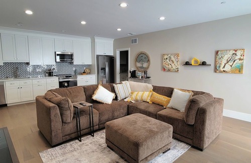 Folsom House | Newly built Gorgeous Guest house with private entrance
