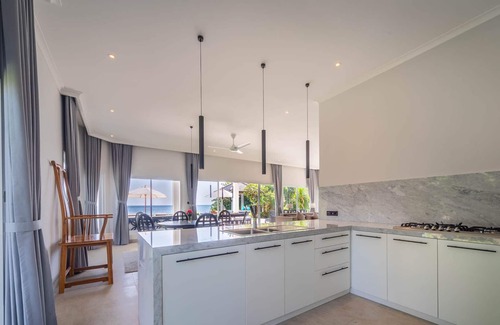 Dencarik Villa | Newly built: Holiday Beachfront Villa Lovina Beach with private pool!