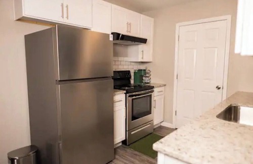University Place House | Newly Reno Cozy Modern Fun Ranch home *KING BED*