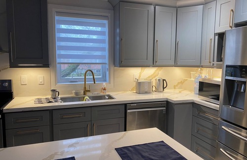 Alderwood House | Newly Renovated 3BR home with parking and wifi - Close to YYZ and dwntwn Toronto
