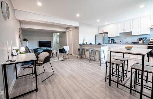 Radisson Heights - Albert Park House | Newly Renovated Inner City 2BR Suite Minutes to DT