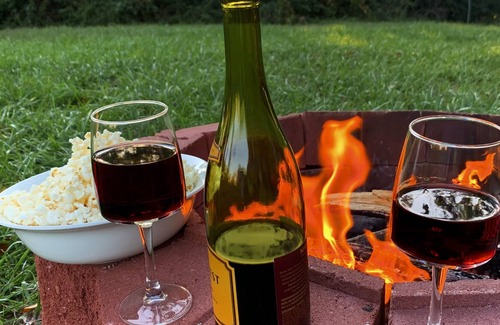 Radford House | Newly Updated–3BR-1BA-6 Guests-Convenient to RU & VT-Quiet Neighborhood