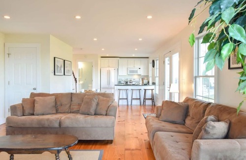 Orleans House | Newly updated spacious steps to water!