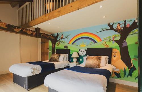 Howlett End House | Newmarket Gem 5-Bedroom Home with Game Room and Cozy Spaces