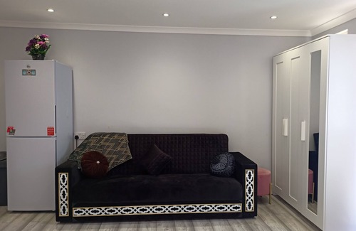 Newport Apartment | Newport rental property,Furnished studio Near train station Free Wifi-Parrking.