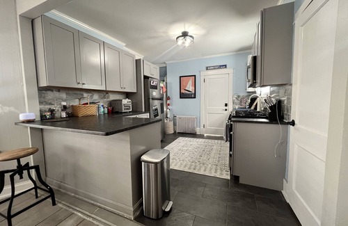 Fifth Ward Apartment | Newport Summer Retreat