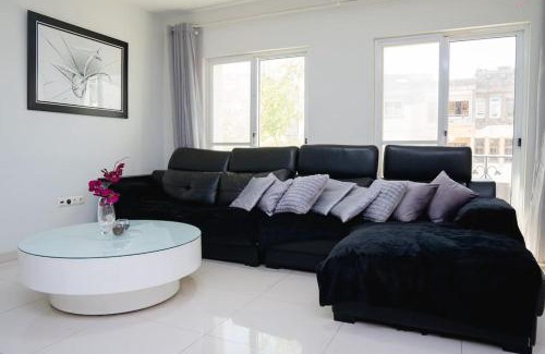 Praia Apartment | Nice And Modern with king size bed