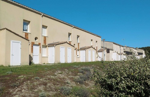 Carcans Plage Apartment | Nice apartment for 6 guests with TV, terrace, pets allowed and parking