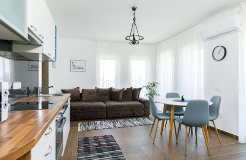 Balatonszarszo Apartment | Nice apartment for 5 people with WIFI, A/C, TV and balcony