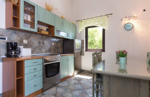 Senj Apartment | Nice apartment for 4 guests with WIFI, A/C, TV, terrace and pets allowed