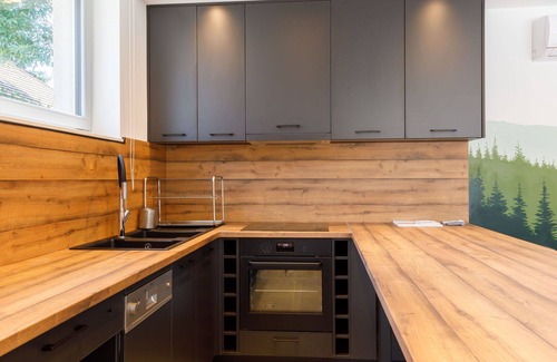 Balatonszarszo House | Nice apartment in villa for 12 guests with hot tub, WIFI, A/C, TV and patio