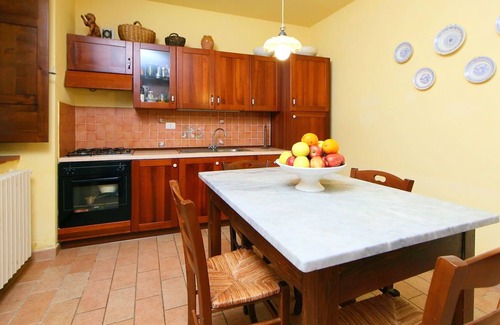 Trevinano Villa | Nice apartment in villa for 4 people with WIFI, pool, TV, pets allowed and parking