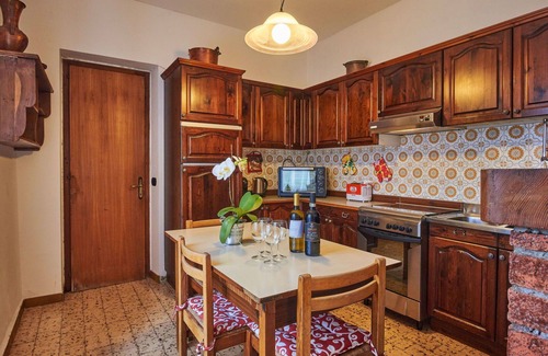 Porlezza House | Nice apartment in villa for 4 people with WIFI, pool, TV, patio and pets allowed