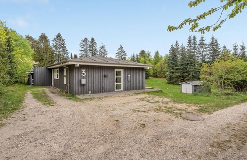 Handrup Strand House | Nice home in Ebeltoft with kitchen
