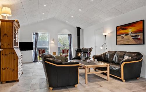 Farvang House | Nice Home In Fårvang With Outdoor Swimming Pool