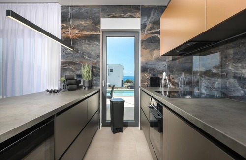 Jakisnica House | Nice home in Lun with sauna