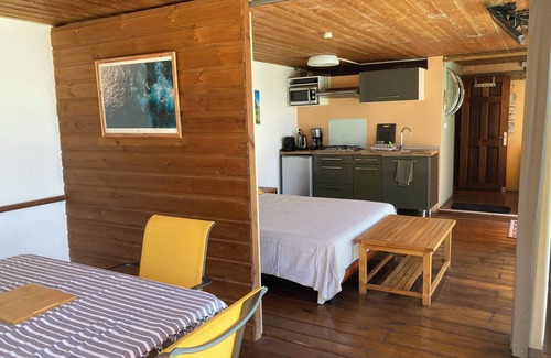 L'Etang-Sale Apartment | Nice Studio with private swimming pool and sea landscape