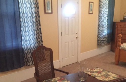 Abingdon House | Nicely Decorated and Cozy Suite in a House