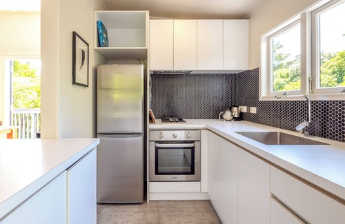 Onetangi House | Nikau Grove - Onetangi Holiday Home
