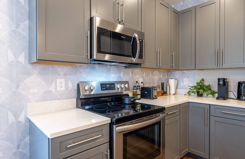 Bloomington House | nModern Chic TownHouse: Art Decor/City Center & Pet-Friendly