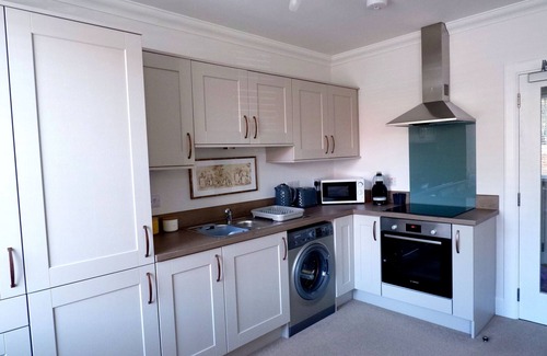 Balloch Apartment | No 7 - Quiet Two Bedroom Ground Floor flat in Tornagrain great for Airport