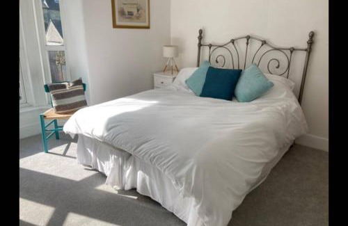 Cowes House | No43: Versatile 4BR coastal home with summer house