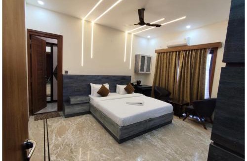 Greater Noida Hotel | NOIDA HOTEL THE GRAND MANSION# Near Hanuman Temple - Restaurant - Lift - And Free Parking Facilites - Fully Air conditioned Room - A Premium Top Rated Hotel In Noida