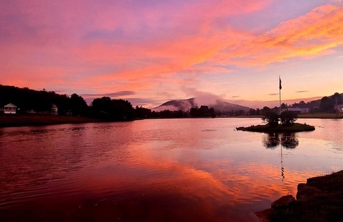 Smethport Apartment | Nook apartment with small deck and lake view