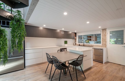 Noosaville House | Noosa Riverside Luxury Haven - Easy walk to River, Beach & Hastings Street.