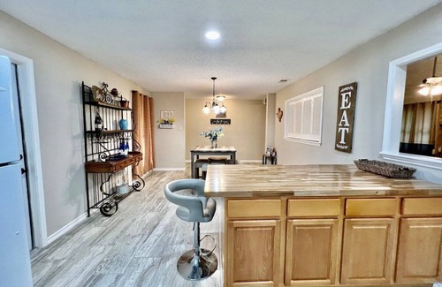 North San Antonio - SAT Cottage | Northern Hills 3BR Accessible Home Insurance & Relocation Housing Wi-Fi W/D