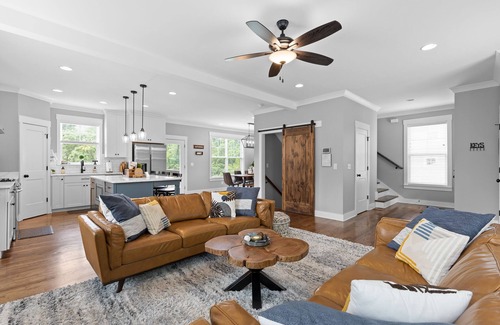 North Chattanooga House | NorthShoreBlue-5mins to DT, Mtn Views, Entertainment Room, Sleeps 12