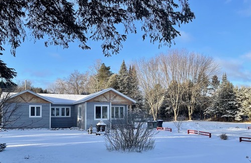 Huberdeau Ski Chalet | NOUVEAU | Chalet en bordure de la rivière | Spa privé