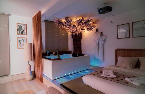 Guebwiller Apartment | Nuit romantique, Suite avec jacuzzi et cinéma privé au design Japandi