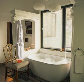 Anilao Hotel | Nuuk Taal Lake