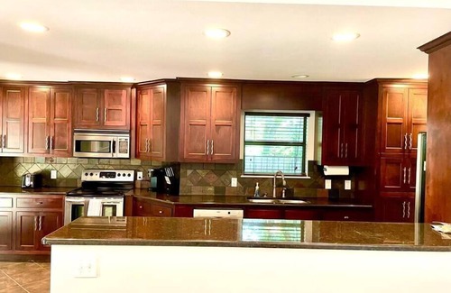 Fayetteville House | NWA Retreat by Scull Creek. Centrally located