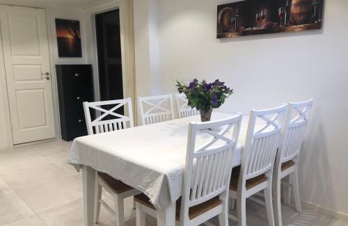 Hallevik Apartment | NYRENOVERAD LÄGENHET med egen ingång & nära havet