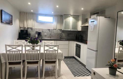 Hallevik Apartment | NYRENOVERAD LÄGENHET med egen ingång & nära havet