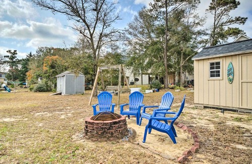 Long Beach House | Oak Island Hideaway Hut about 1 Mi to Long Beach!