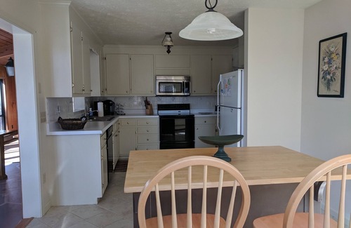 Lyndhurst House | Oak Tree Cottage: Beautiful farm with mountain views.