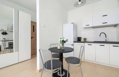 Lagiewniki Apartment | Obozowa 118 Kraków | Bright Studio with Desk and Bathtub