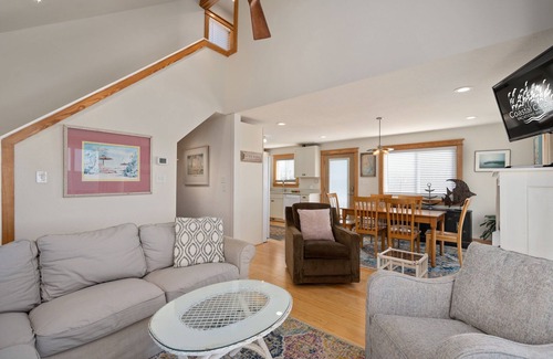 Nags Head House | OBX soundfront, private pier, 5 min to beach, easy to kayak & paddleboard