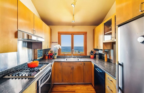Mendocino House | Ocean Front 2 Bedroom Home/Hot Tub/Fireplace