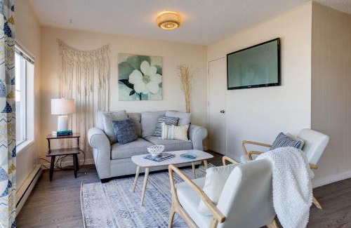 South Beach House | Ocean Front Duplex with Views! Dog Friendly -Surfside Cottage South